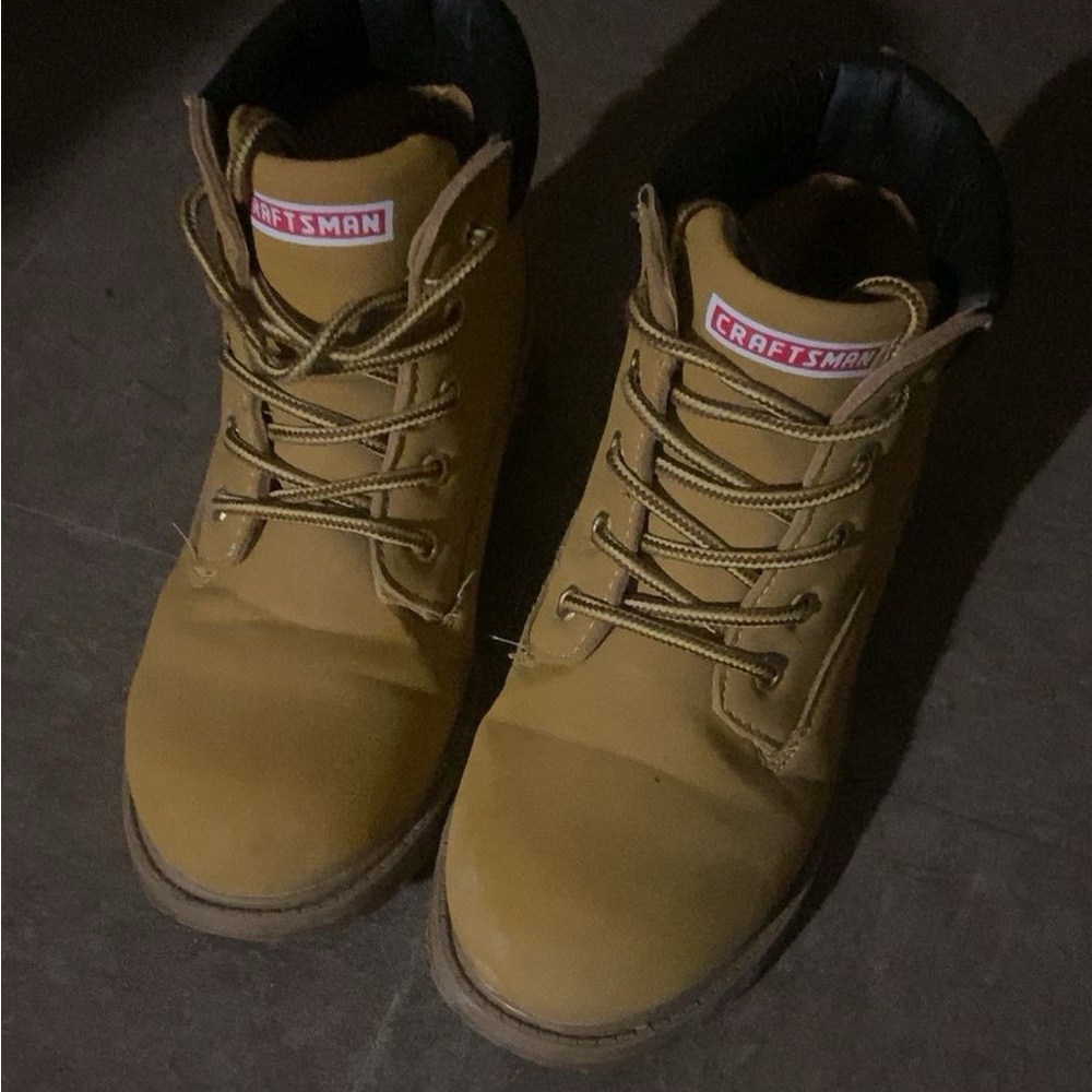 Craftsman Construction Boots
Waterproof
Size 3Y
I accept offers